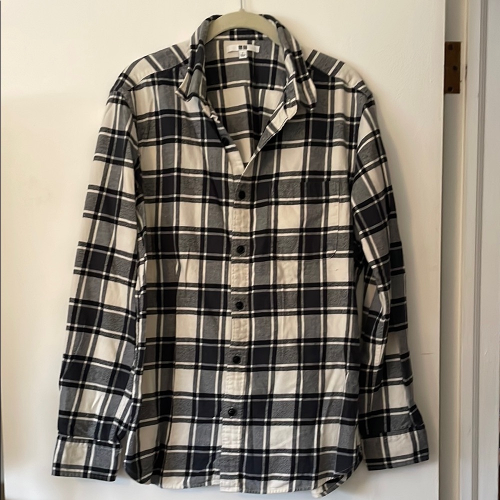 Uniqlo Black and White Plaid Long Sleeve Button Down Shirt Women’s Large